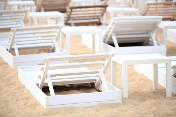 Židle Bílá fond na písčité pláži — Stock fotografie