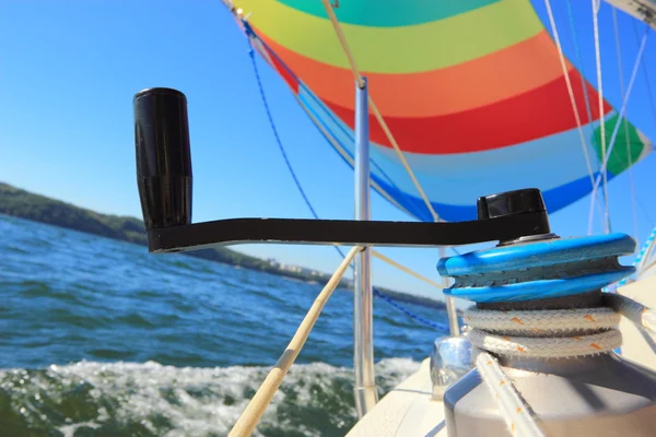 Der Wind hat bunte Spinnakersegel gefüllt — Stockfoto