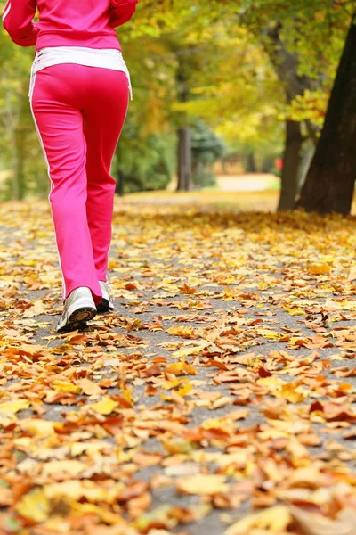 Frau läuft im Herbstwald. Läuferinnen-Training. — Stockfoto