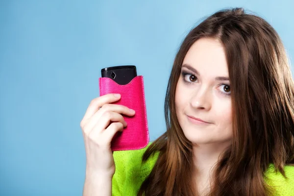 Gelukkig meisje met mobiele telefoon in roze dekking — Stockfoto