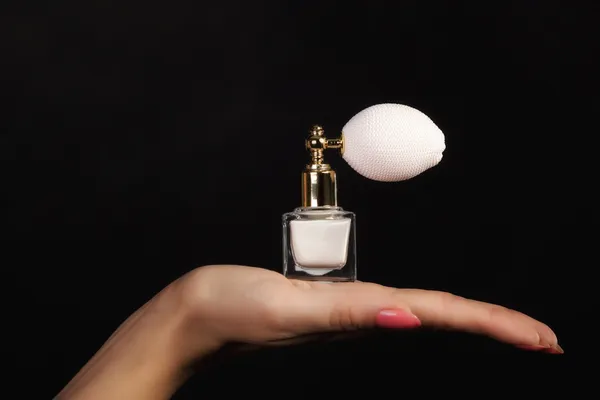 Honhand med parfymflaska — Stockfoto