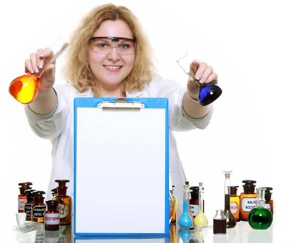 Chemikerin mit Glaskolben-Klemmbrett isoliert — Stockfoto