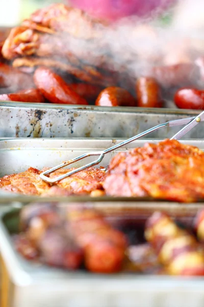 Espetos shish kebab outra carne no churrasco — Fotografia de Stock