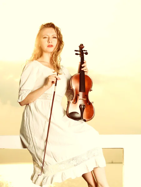 La chica rubia con un violín al aire libre — Foto de Stock