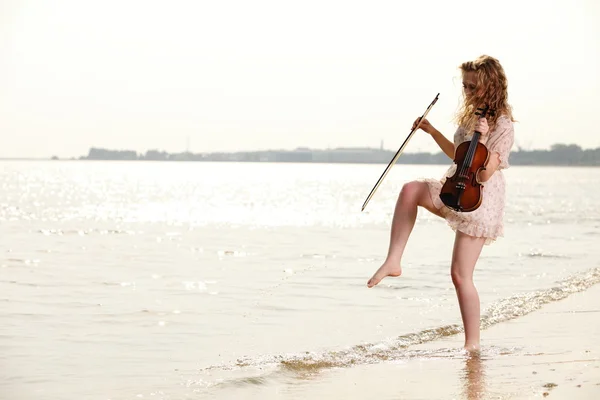 Menina loira feliz com um violino ao ar livre — Fotografia de Stock