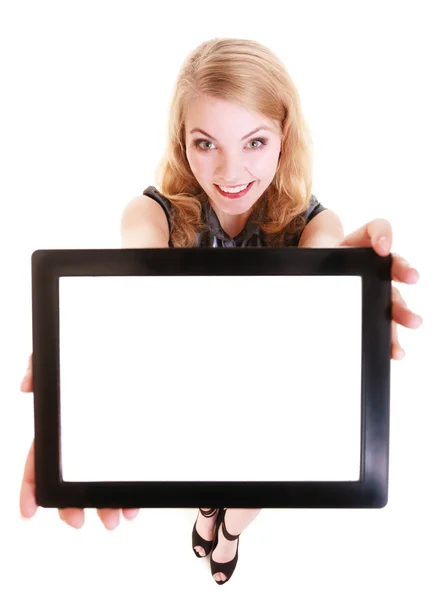 Счастливая улыбающаяся блондинка показывает планшет ipad тачпад пустое место — стоковое фото
