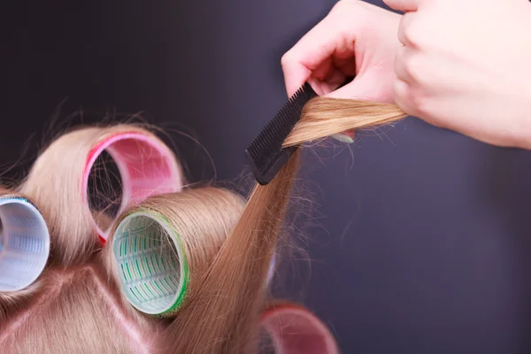 Femme cheveux blonds tête boucles rouleaux salon de beauté coiffeur — Photo