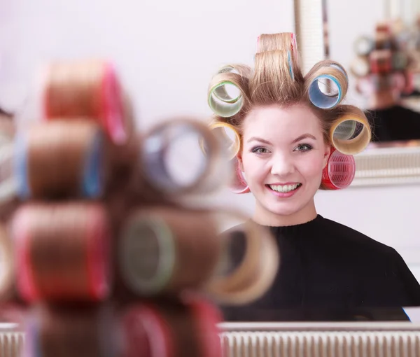 Veselý šťastný blondýnka vlasy natáčky válečky kadeřnický salon krásy — Stock fotografie