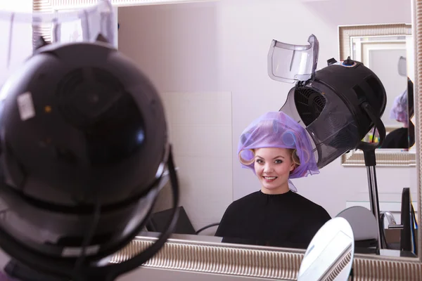 Beautiful blond girl hair curlers rollers hairdresser beauty salon — Stock Photo, Image