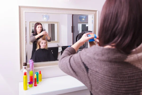 Hermosa chica rubia rizadores de pelo rodillos peluquería salón de belleza — Foto de Stock