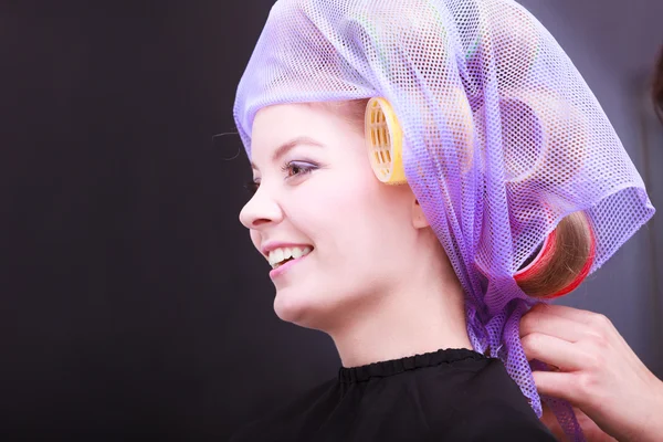 Beautiful blond girl hair curlers rollers hairdresser beauty salon — Stock Photo, Image