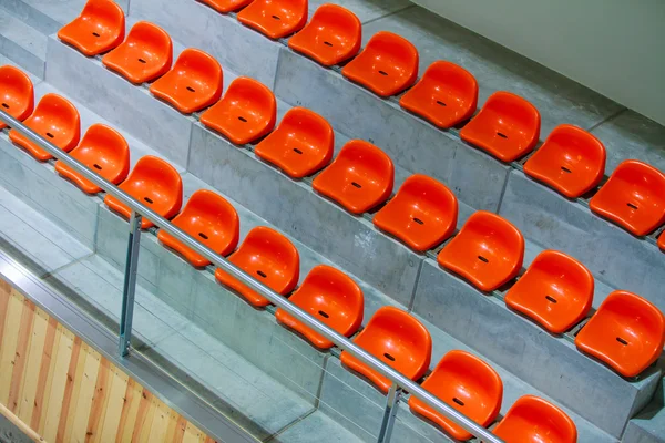 Detailní záběr červených sedadel na stadionu. Prázdný stojan. Podporující týmový sport — Stock fotografie