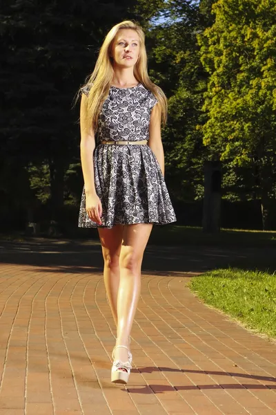 Moda joven en vestido de verano relajante en el parque —  Fotos de Stock