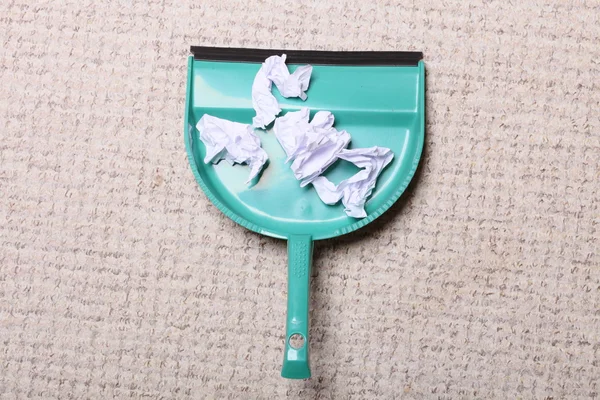 Limpieza. Sartén verde con basura, tareas domésticas —  Fotos de Stock