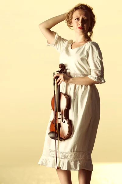Blondýnka dívka s houslí venku — Stock fotografie