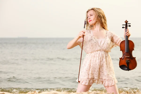 La fille blonde avec un violon en plein air — Photo