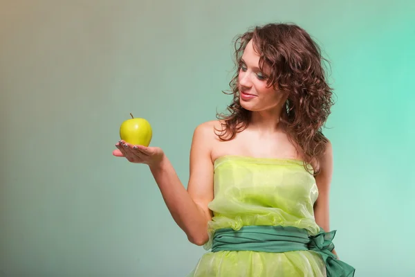 Vacker vår kvinna med apple. gröna koncept — Stockfoto