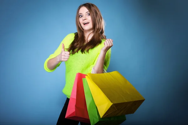 Happy girl with paper shopping bag. Sales. — Stock Photo, Image