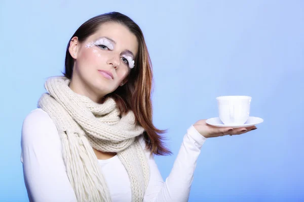 Mujer de maquillaje de invierno con taza de bebida caliente — Foto de Stock