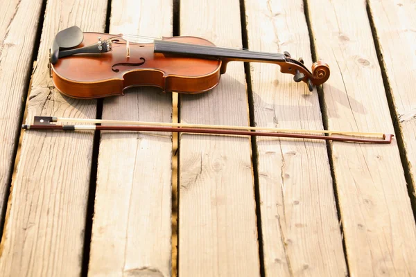 木製の桟橋のバイオリン。音楽のコンセプト — ストック写真