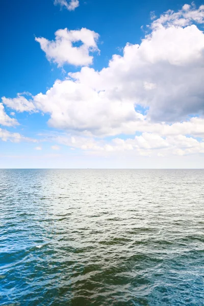 海の表面上の曇った青い空 — ストック写真