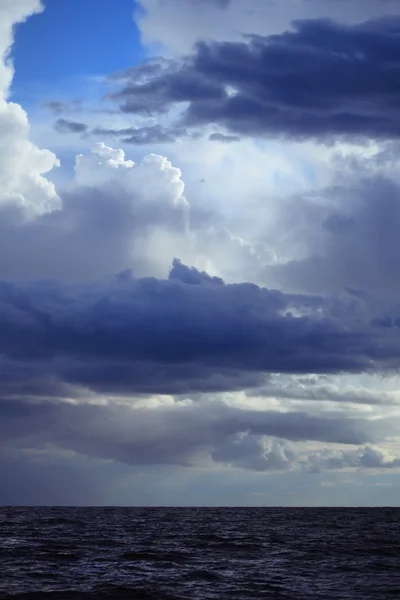 Bewolkt donkere hemel boven een oppervlakte van de zee — Stockfoto