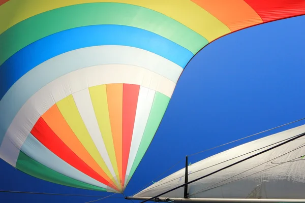 Der Wind hat bunte Spinnakersegel gefüllt — Stockfoto