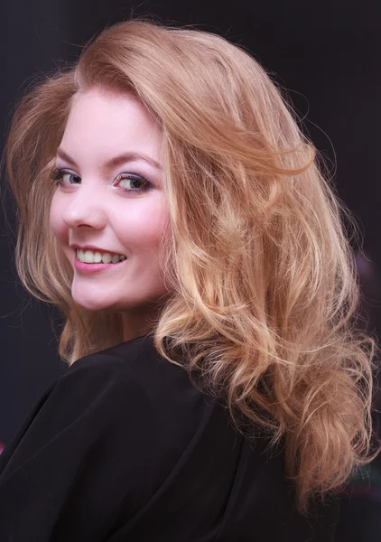Mooi lachende meisje met blonde golvend haar door Kapper in beauty salon — Stockfoto