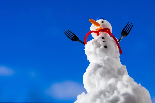 Weinig gelukkig Kerstmis sneeuwpop met vork buiten. winterseizoen. — Stockfoto