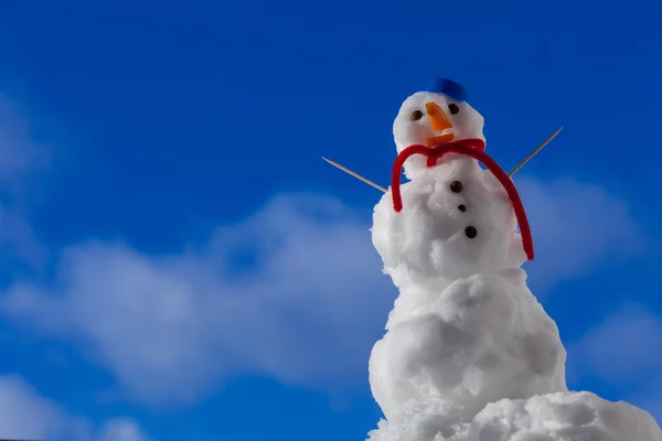 Piccolo felice natale pupazzo di neve con stuzzicadenti all'aperto. Stagione invernale . — Foto Stock