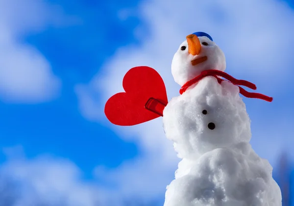 Pequeno feliz Natal boneco de neve coração vermelho amor símbolo ao ar livre. Inverno. — Fotografia de Stock