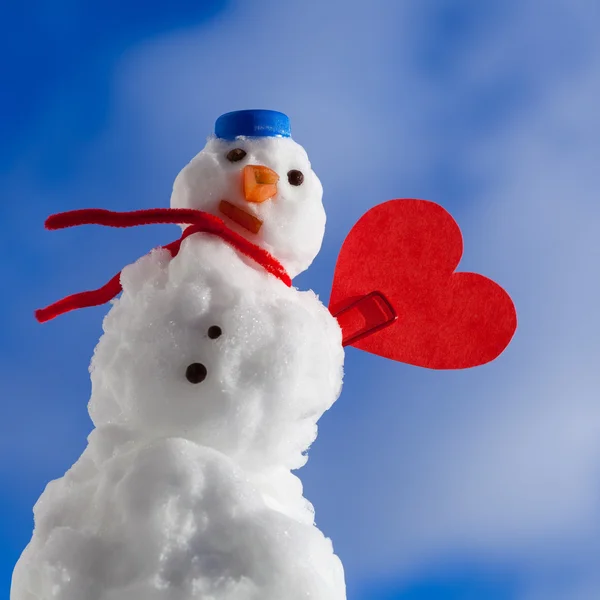 Piccolo felice Natale pupazzo di neve cuore rosso amore simbolo all'aperto. Inverno. — Foto Stock