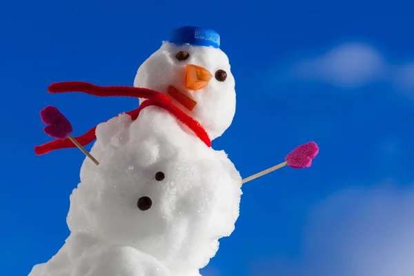 Pequeno boneco de neve Feliz Natal com luvas rosa ao ar livre. Temporada de Inverno . — Fotografia de Stock