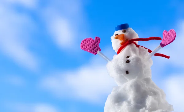 Piccolo pupazzo di neve Buon Natale con guanti rosa all'aperto. Stagione invernale . — Foto Stock