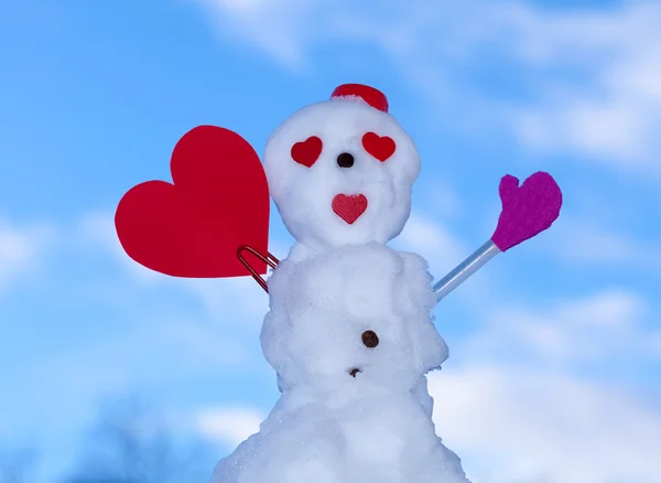 Pequeño feliz San Valentín muñeco de nieve tarjeta de papel corazón rojo al aire libre. Invierno . —  Fotos de Stock