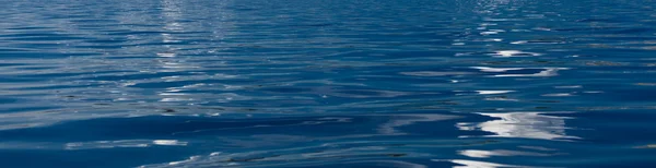 Seascape. 자연계의 배경으로 깊고 푸른 바다 물결. — 스톡 사진