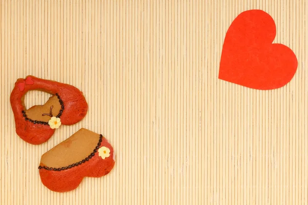 Bikini ropa interior forma jengibre pastel galleta rojo corazón símbolo de amor — Φωτογραφία Αρχείου