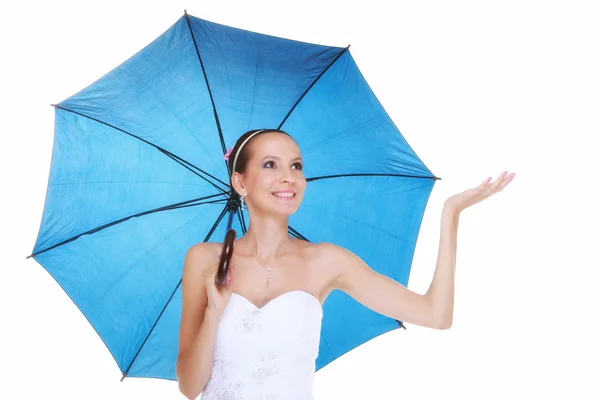 Hochzeitstag. Braut mit blauem Regenschirm isoliert — Stockfoto