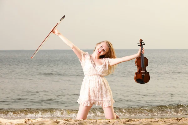 Felice ragazza bionda con un violino all'aperto — Foto Stock