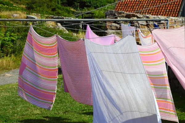 Kleding opknoping te drogen op een waslijn — Stockfoto