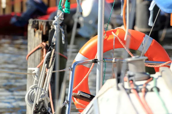 Yelken üzerinde kırmızı lifebuoy can simidi koruyucu yüzük kurtar — Stok fotoğraf