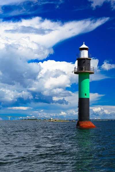 Latarnia morska i oresund bridge — Zdjęcie stockowe