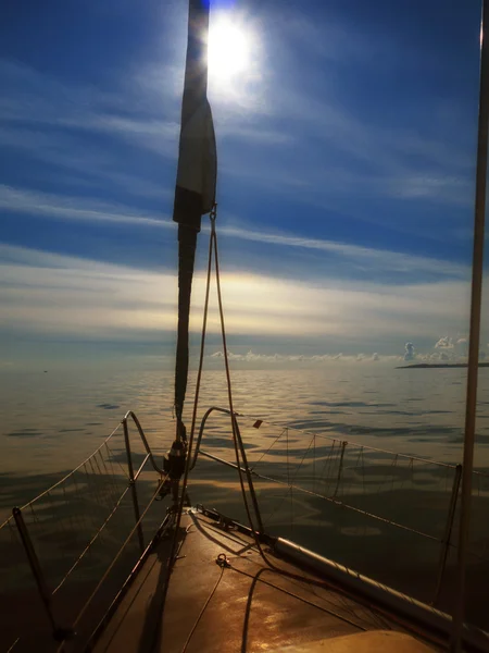 Velero yate de vela en mar azul . — Foto de Stock