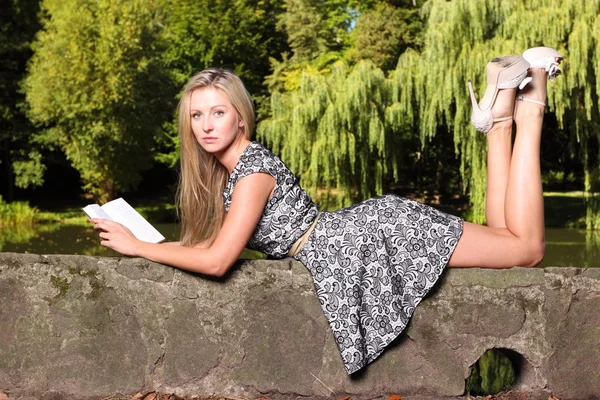 Blonďatá dívka s knihou — Stock fotografie
