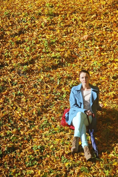 Młoda kobieta w depresji odkryty park jesień — Zdjęcie stockowe