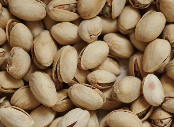 Primo piano dei pistacchi in gusci di noci come sfondo alimentare — Foto Stock