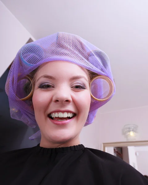 Neşeli sarışın kız saç curlers Silindirler haidresser güzellik salonları içinde tarafından — Stok fotoğraf