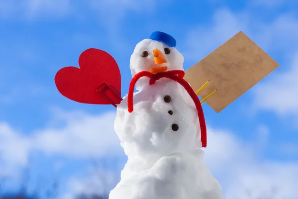 Little Happy Christmas Snowman Cartão de papel vermelho coração ao ar livre. Inverno . — Fotografia de Stock