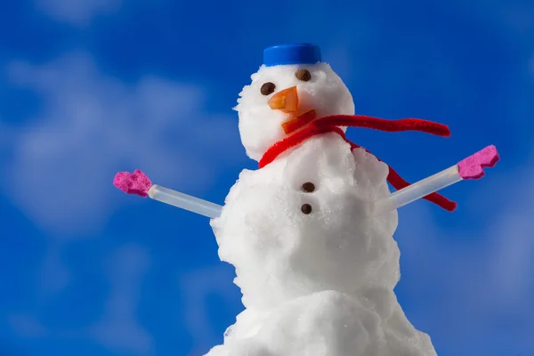 Little Happy Christmas Snowman dengan sarung tangan merah muda di luar ruangan. Musim dingin . — Stok Foto