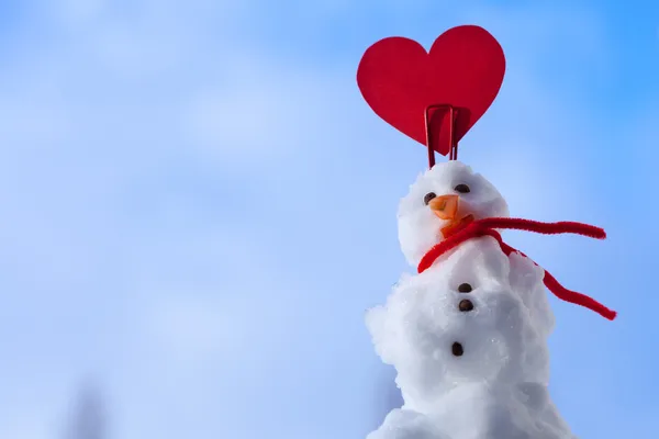 Pequeno boneco de neve feliz Valentim vermelho coração amor símbolo ao ar livre. Inverno . — Fotografia de Stock